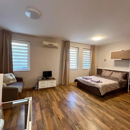 Cozy One-bedroom Near Sea Garden Апартаменты *